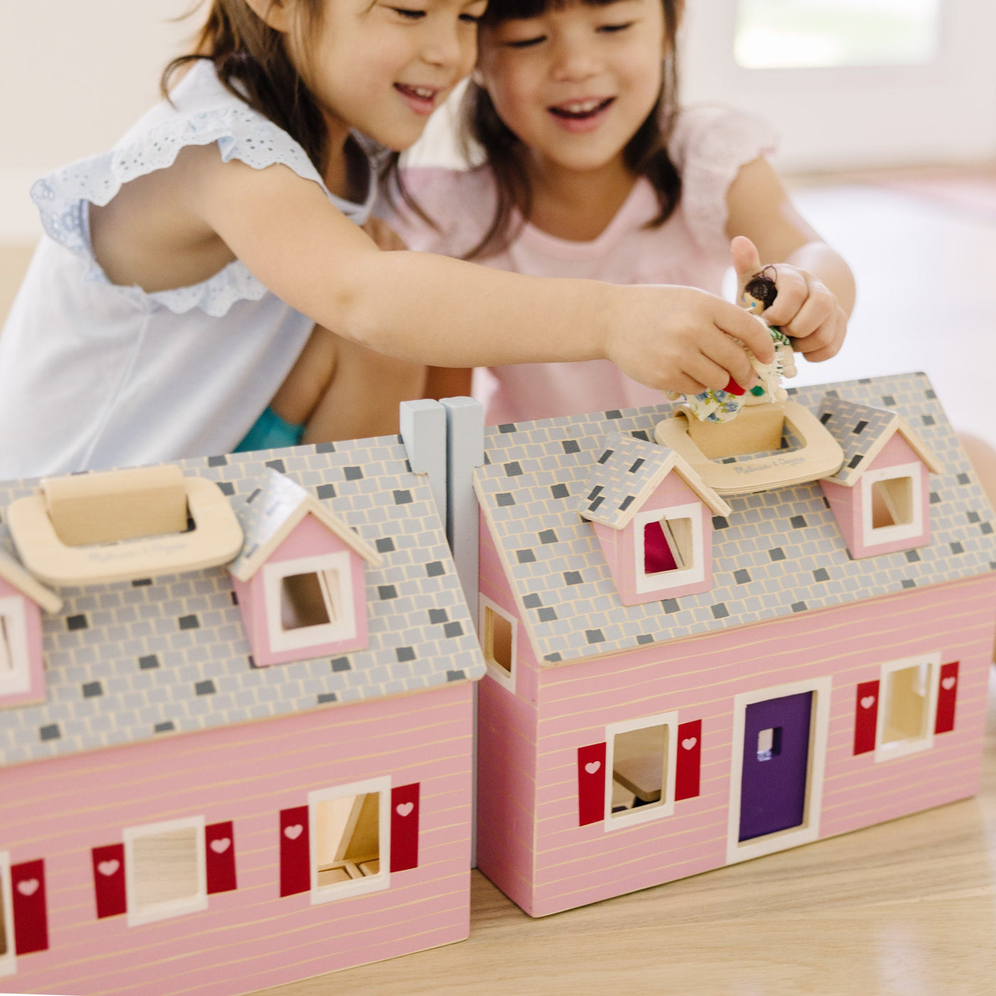 Wooden Fold & Go Dollhouse Q0